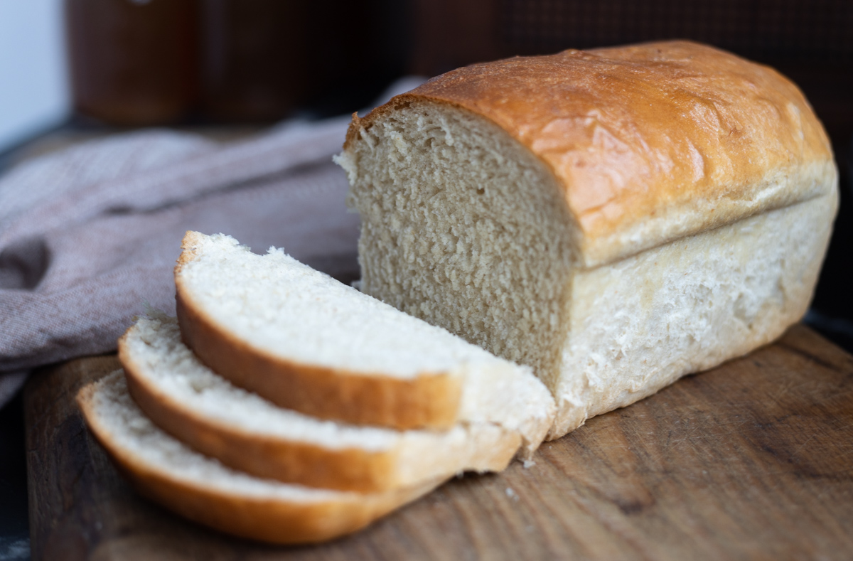 How to Bake Amish Bread From Scratch in the Oven