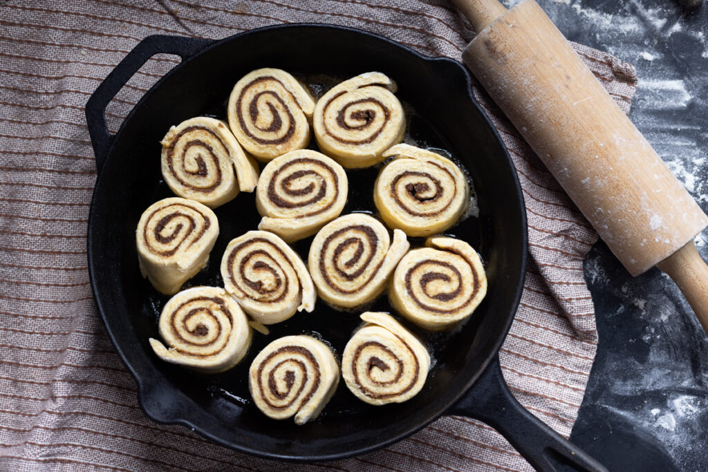 cast iron cinnamon rolls